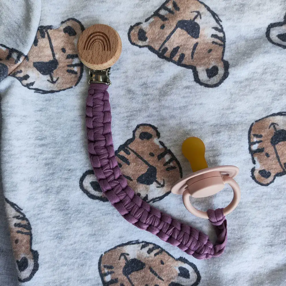 מחזיק מוצץ מבד בצבע סגול חציל