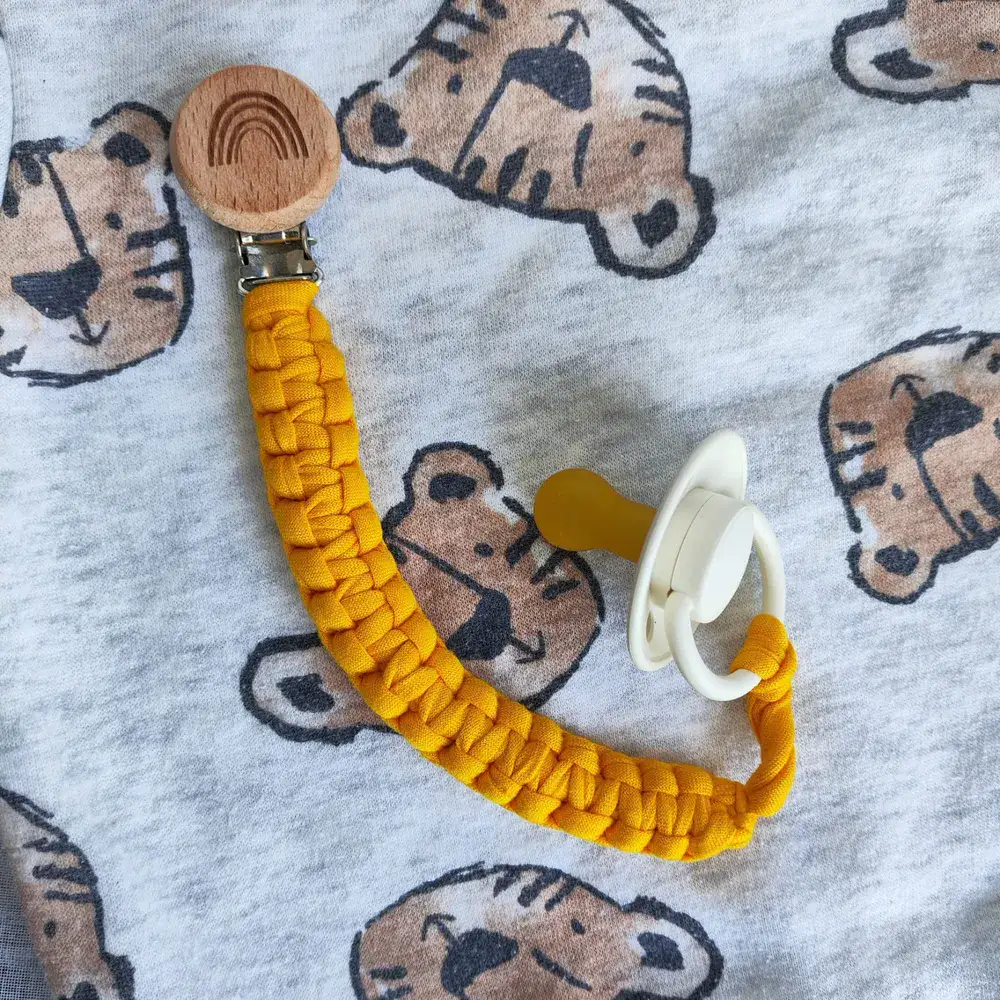 מחזיק מוצץ מבד בצבע כתום