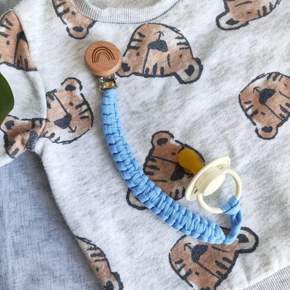 מחזיק מוצץ מבד בצבע תכלת