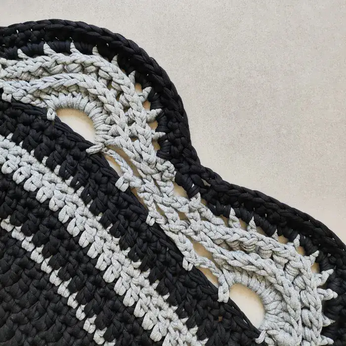 שטיח אליפסה שחור עם עיטורים אפורים