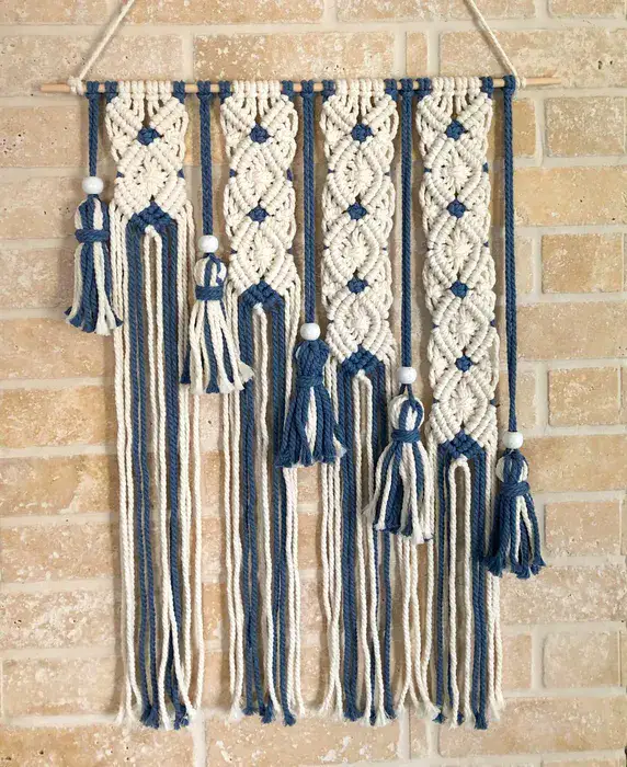 מקרמה מעוינים מדורג בצבע כחול ולבן