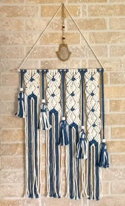 מקרמה מעוינים מדורג בצבע כחול ולבן