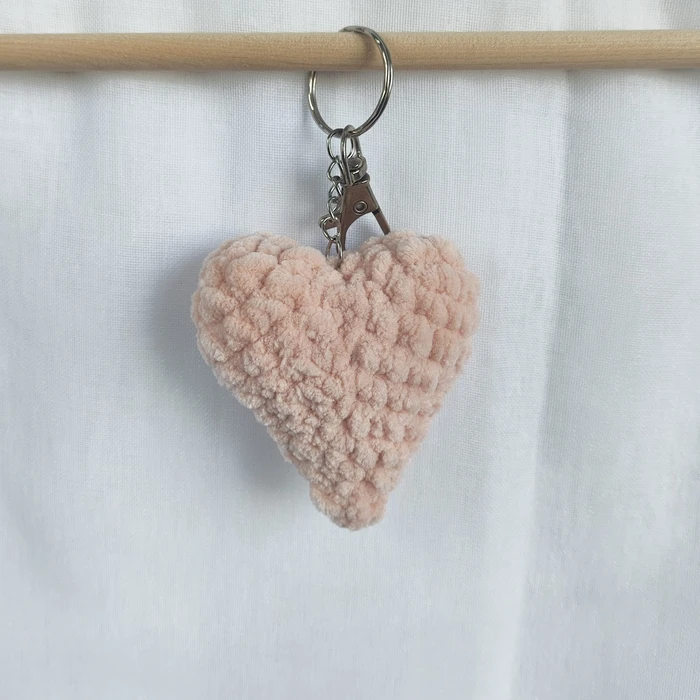 לב סרוג בצבע פודרה