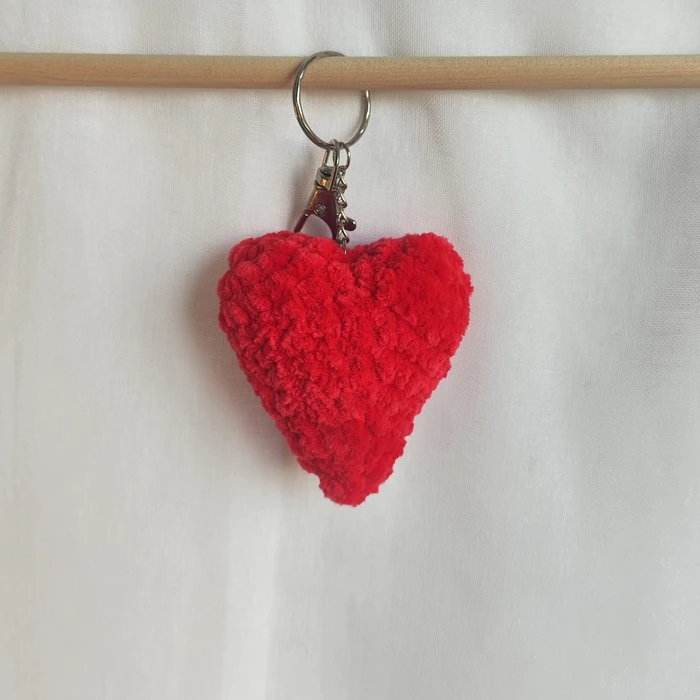 לב סרוג בצבע אדום