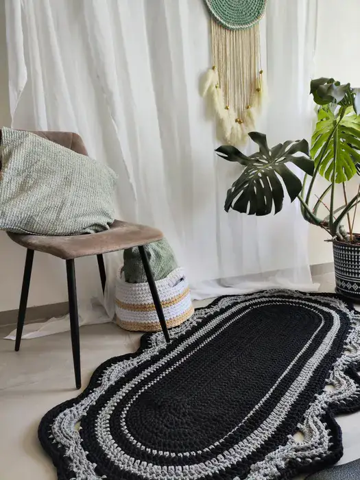 שטיח אליפסה שחור עם עיטורים אפורים