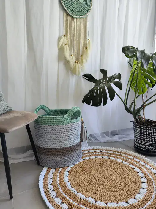 שטיח עגול בצבע בז' עם עיטורים לבנים