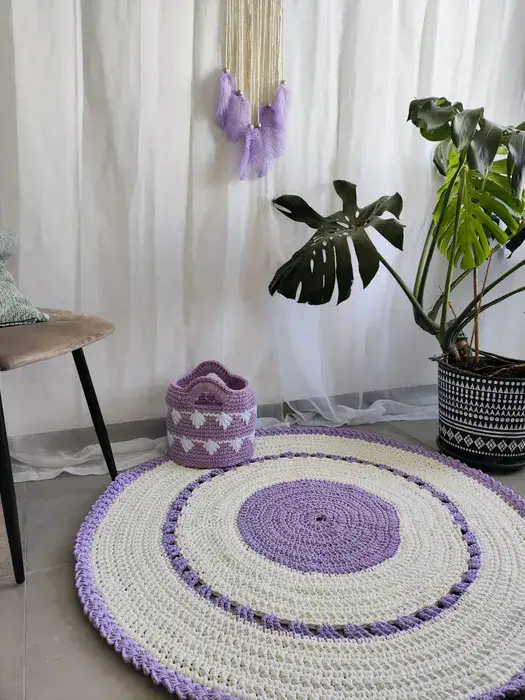 שטיח עגול בצבע לבן עם עיטורים סגולים