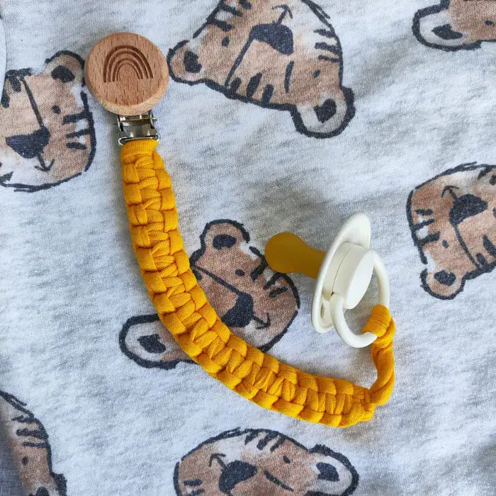 מחזיק מוצץ מבד בצבע כתום