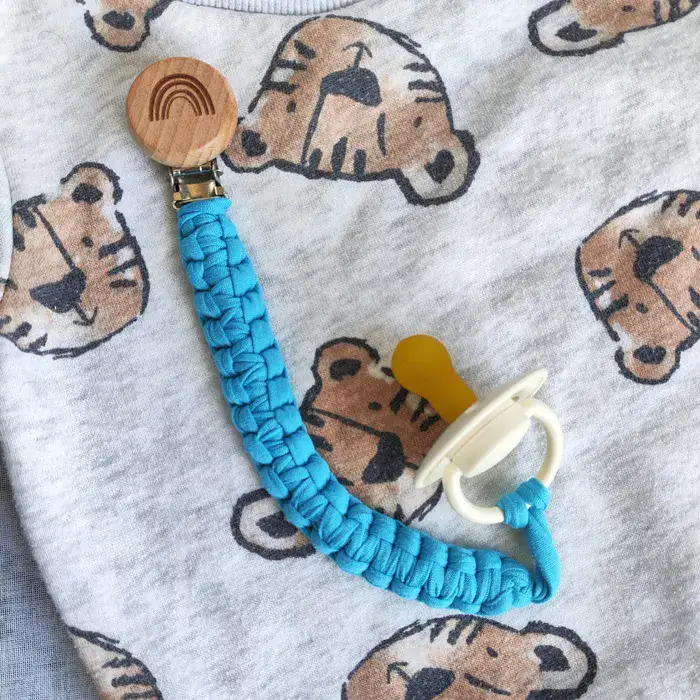 מחזיק מוצץ מבד בצבע כחול