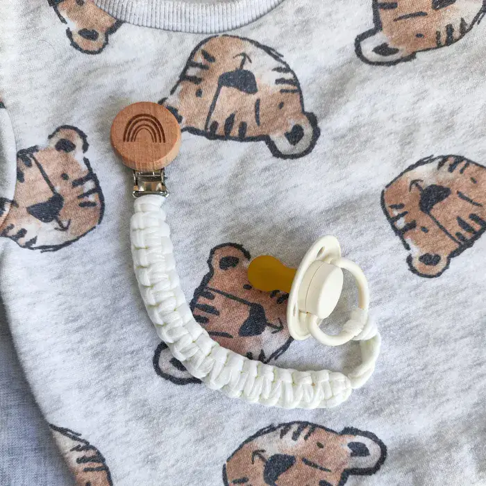 מחזיק מוצץ מבד בצבע לבן