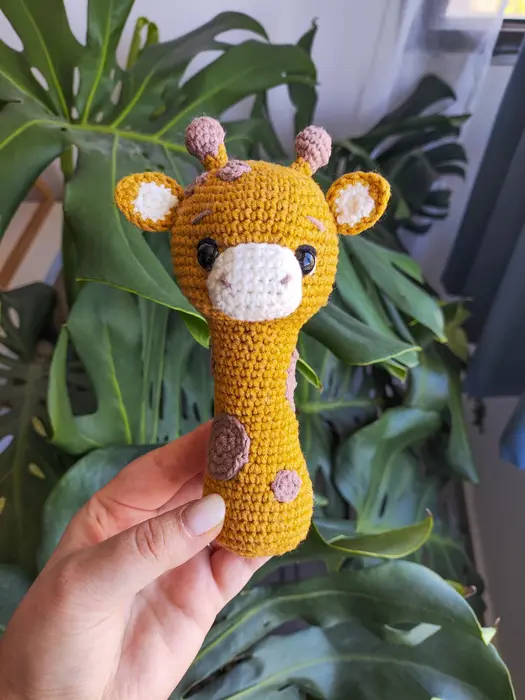 רעשן גדול - ג'ירף צהוב